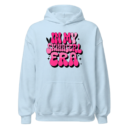Skihaserl Era Hoodie mit Après-Ski-Spruch, Print Nahaufnahme