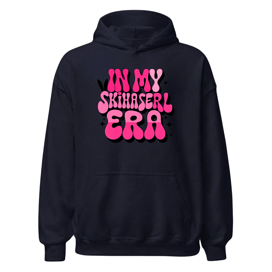 Skihaserl Era Hoodie mit Après-Ski-Spruch, Designdetail
