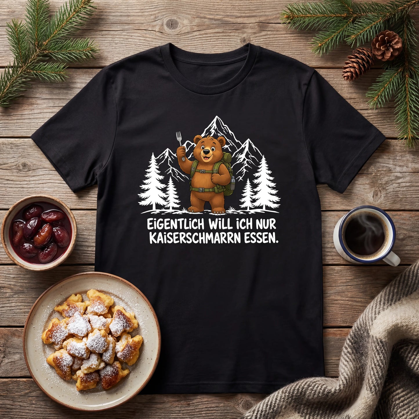 Kaiserschmarrn Bär T-Shirt Unisex Flatlay Alm Brotzeit