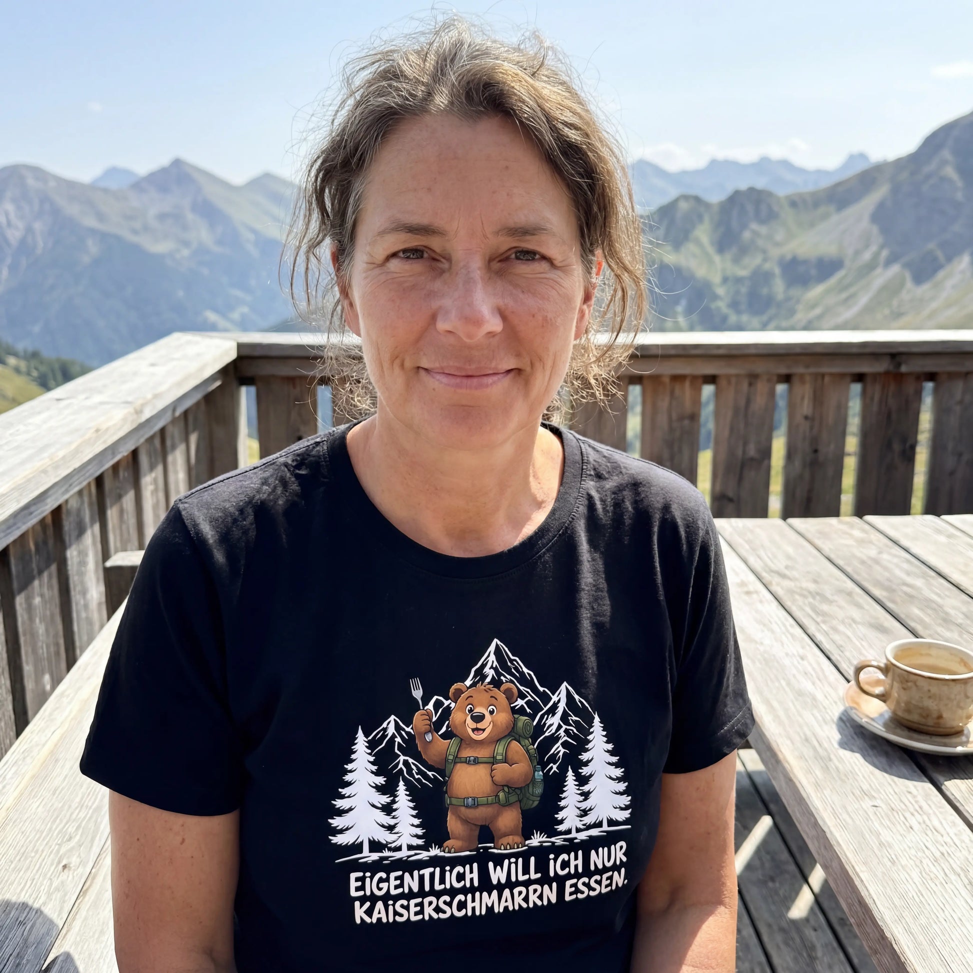Kaiserschmarrn Bär T-Shirt Unisex Lifestyle Frau Almhütte